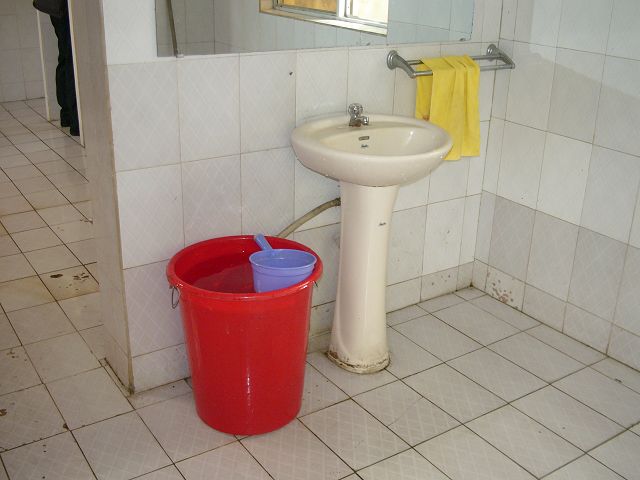 沒有自來水管的洗手台，洗手要另用水杓。