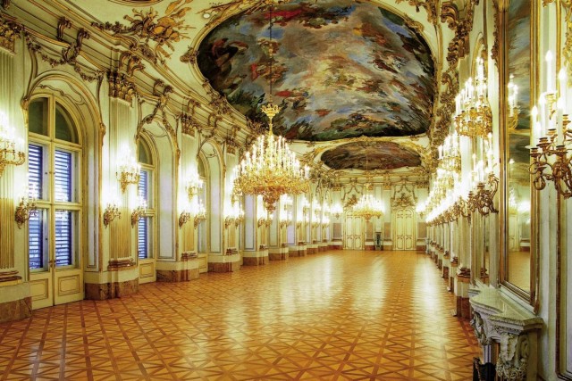 Schonbrunn-Palace-Interior.jpg
